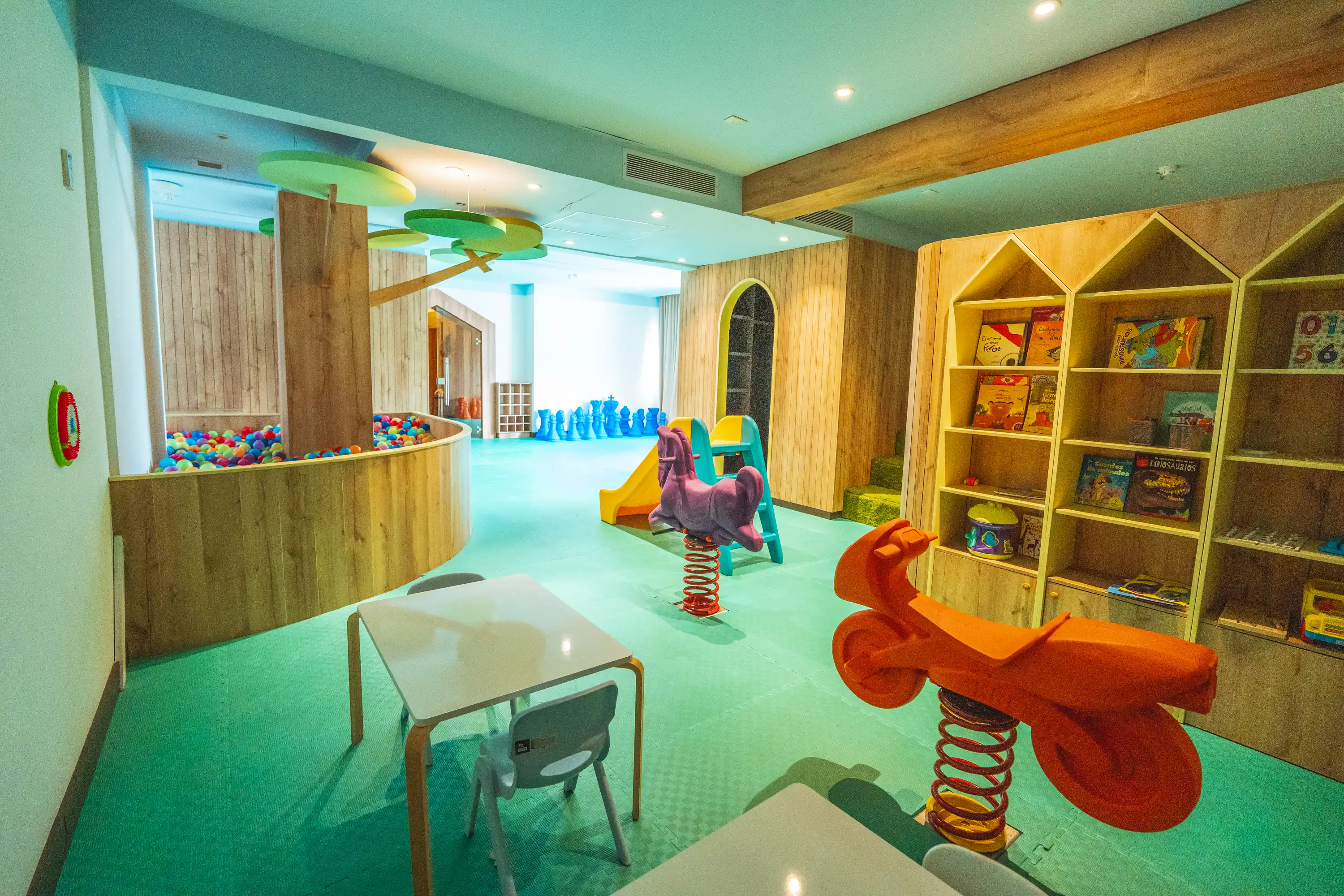 Zona infantil del Hotel F25 con juegos para niños