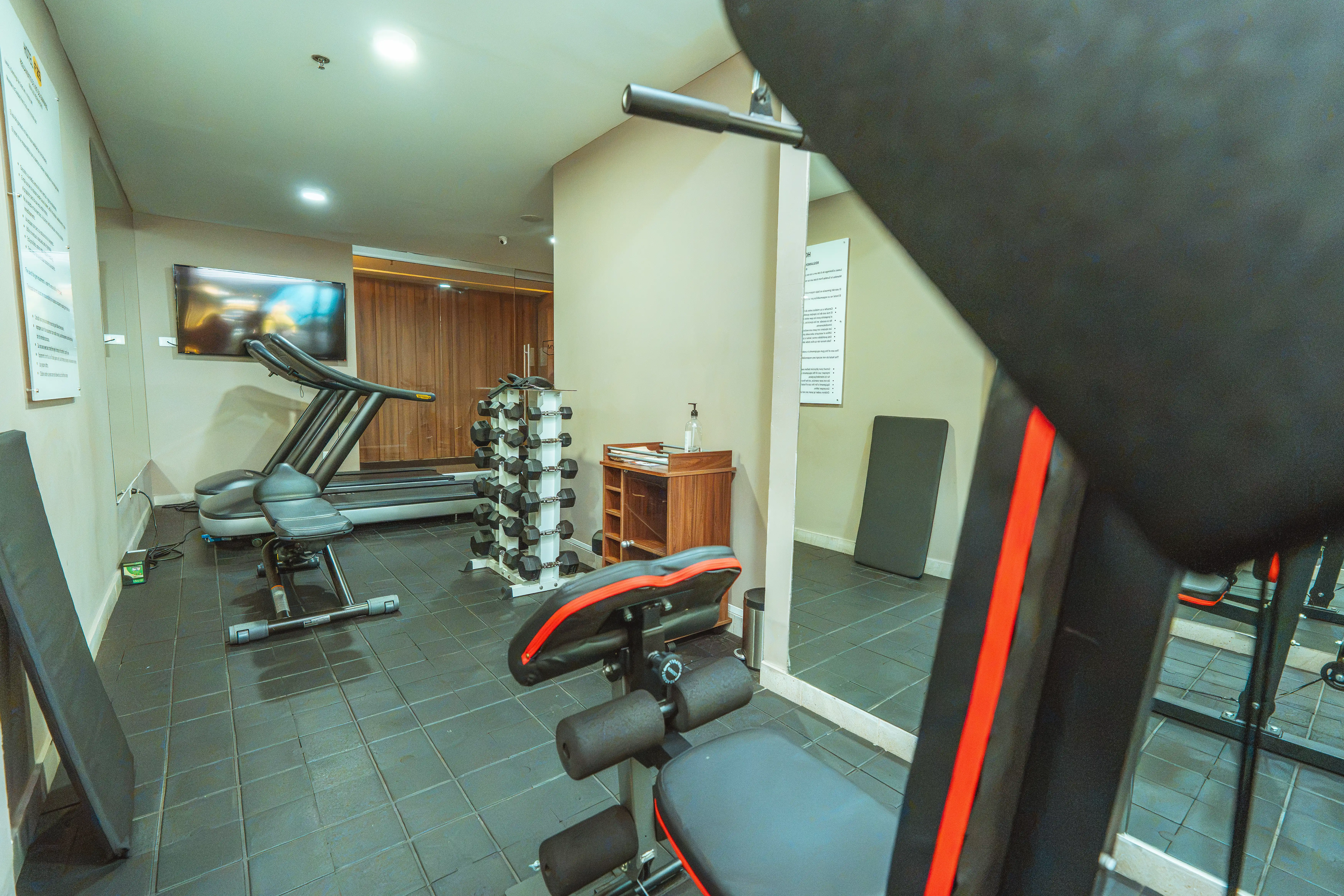 Zona de pesas y cardio del gimnasio del Hotel F25